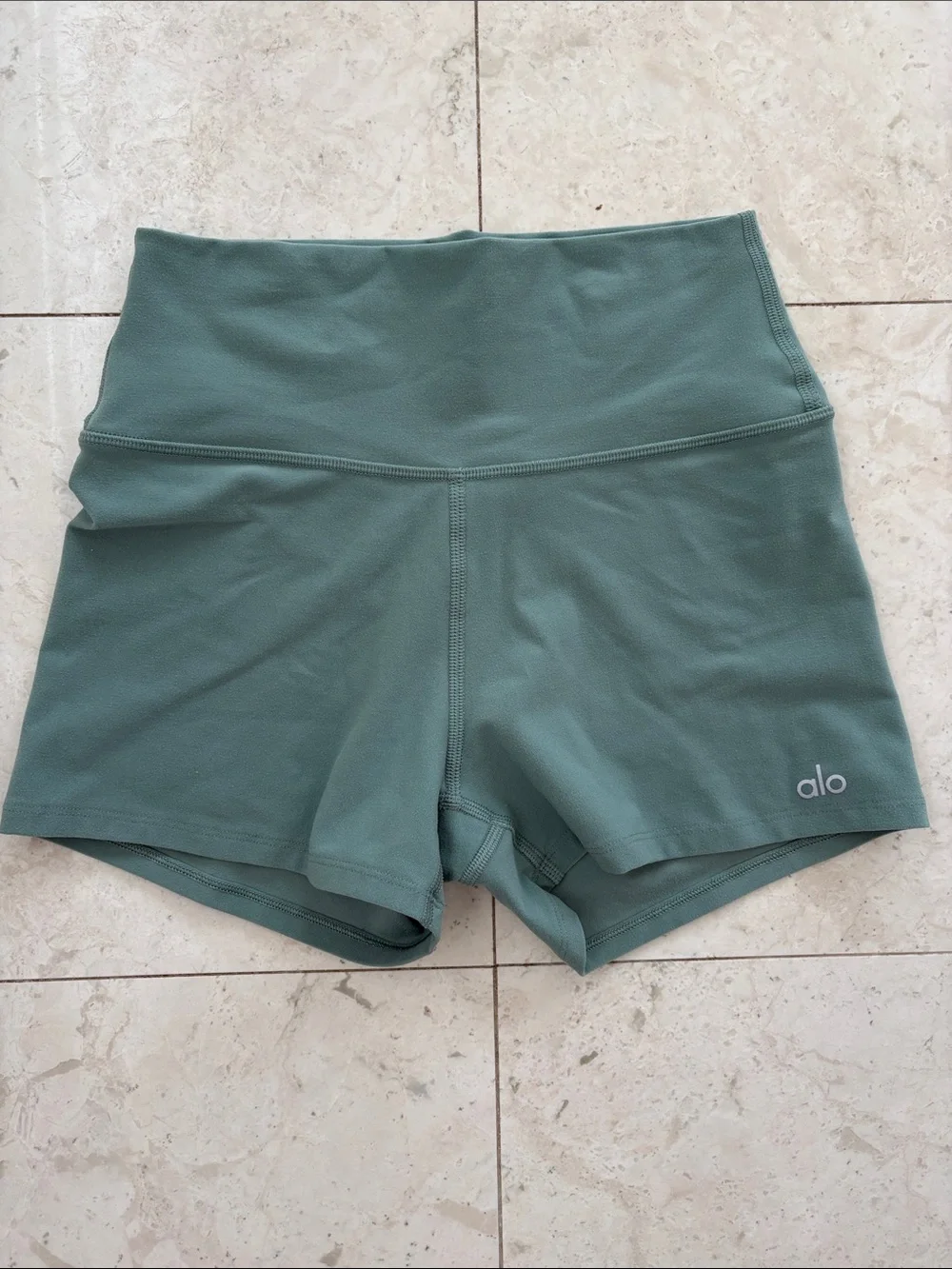 ALO soft high waist carefree short - botanical green